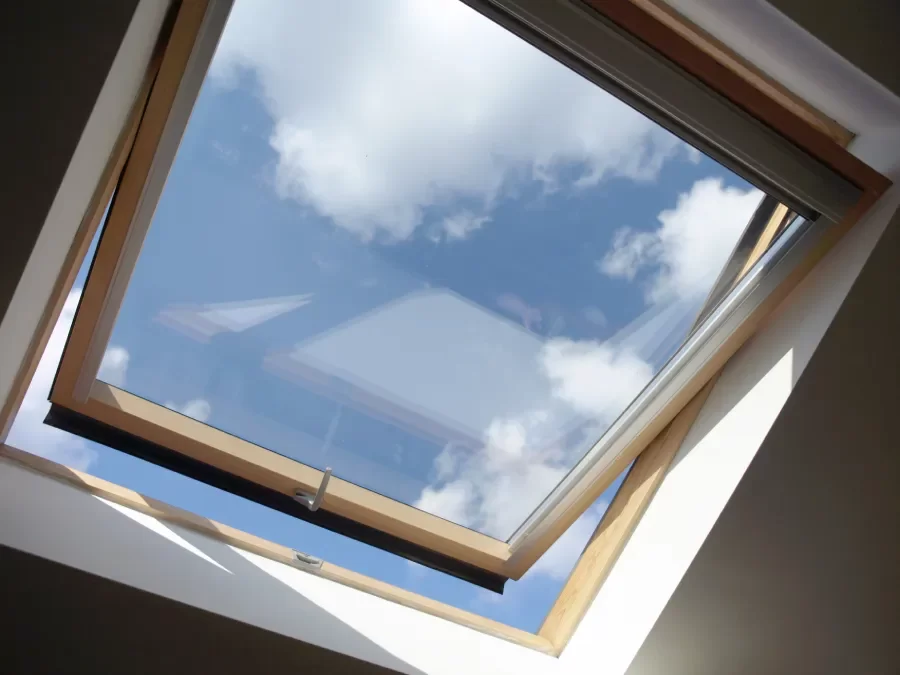Artisan couvreur discutant d'un devis d'installation Velux avec un client
